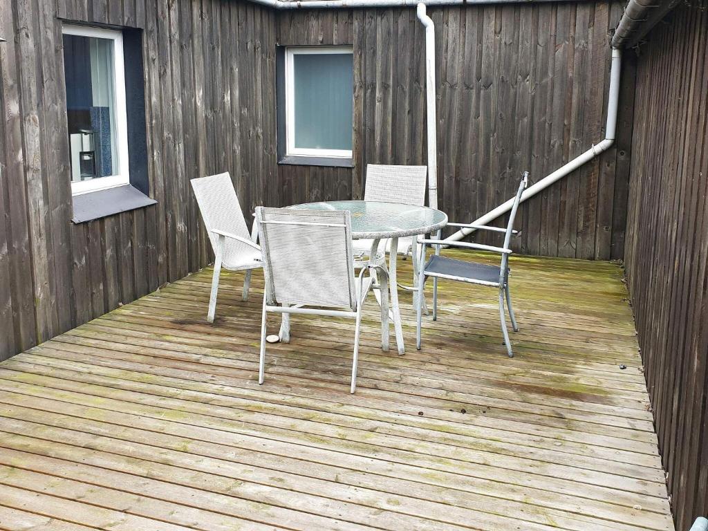 d'une terrasse avec une table et des chaises. dans l'établissement Five-Bedroom Holiday home in Vestervig 2, à Vestervig