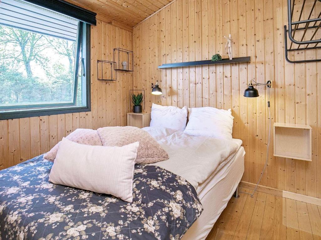 Postel nebo postele na pokoji v ubytování 5 person holiday home in Hals