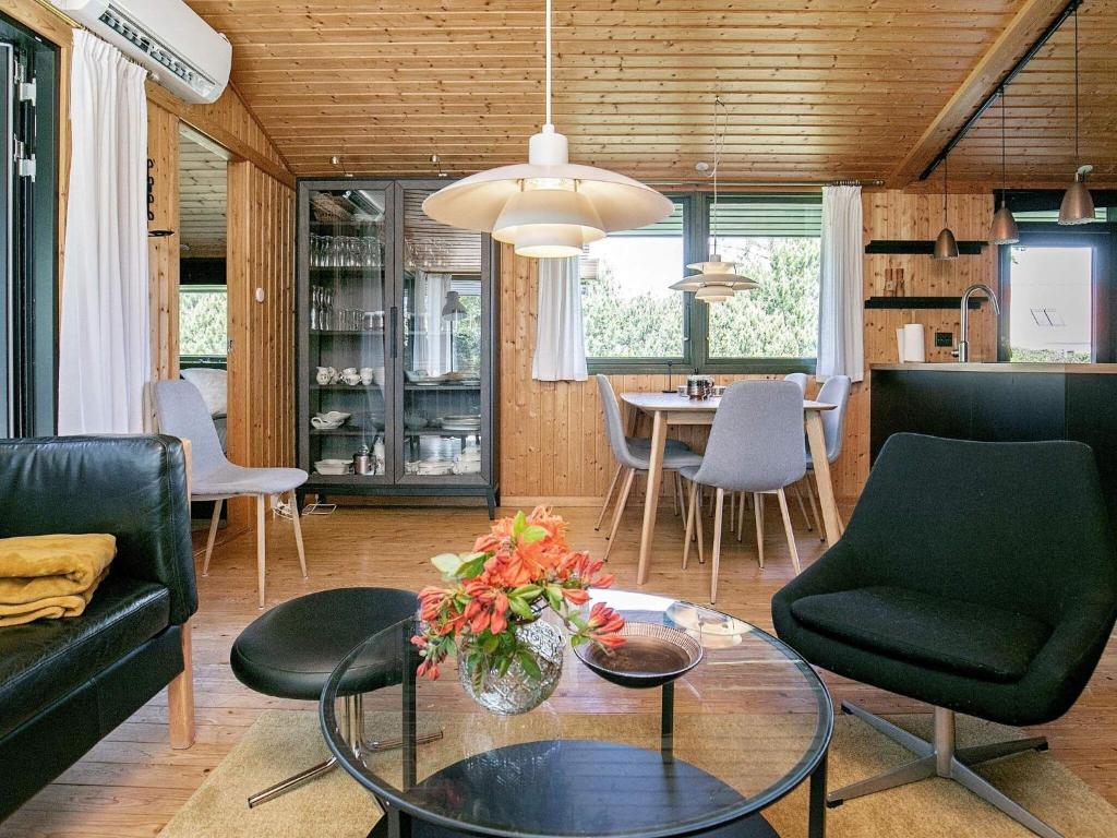 Posezení v ubytování 5 person holiday home in Hals