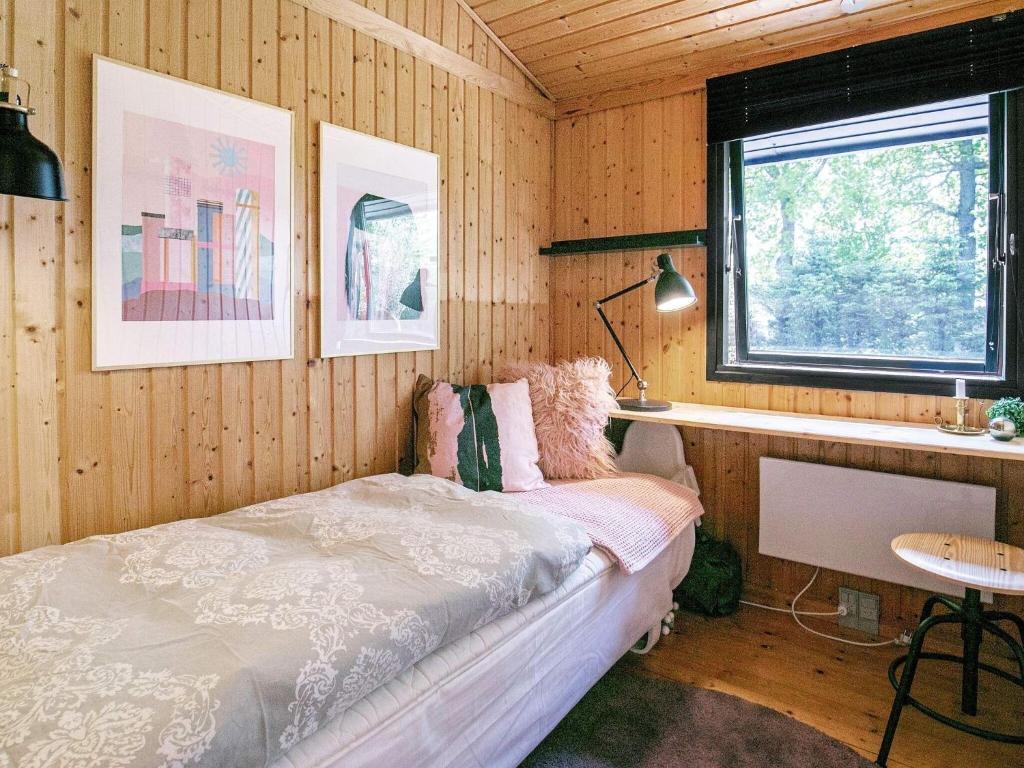 Postel nebo postele na pokoji v ubytování 5 person holiday home in Hals