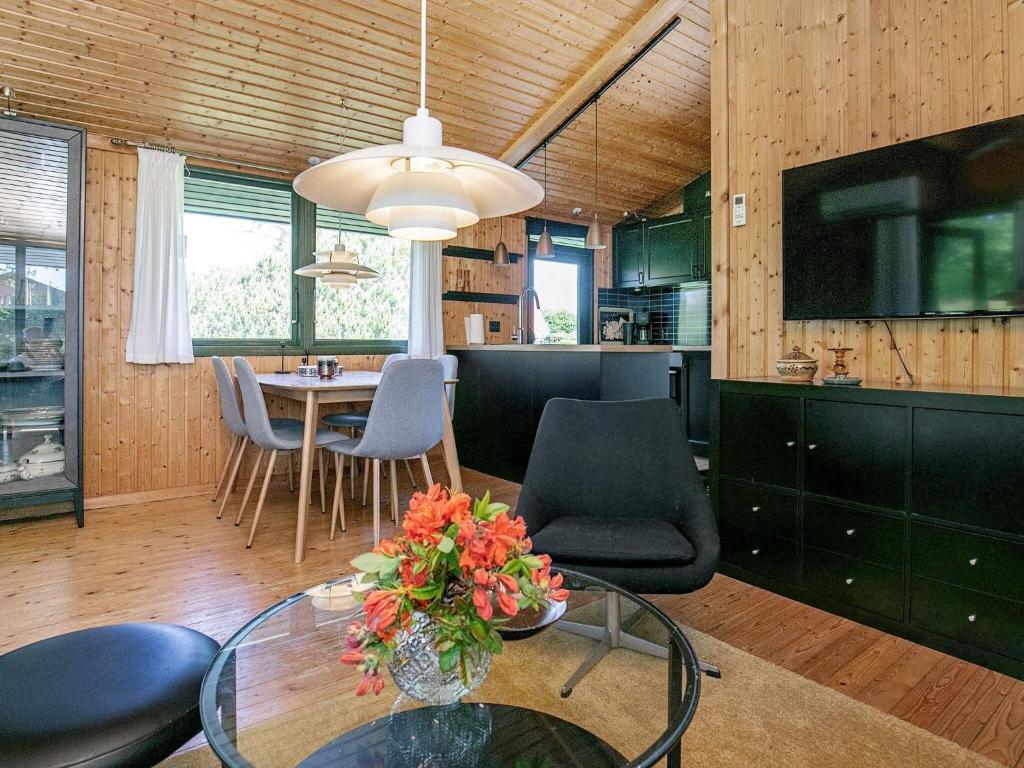 TV a/nebo společenská místnost v ubytování 5 person holiday home in Hals