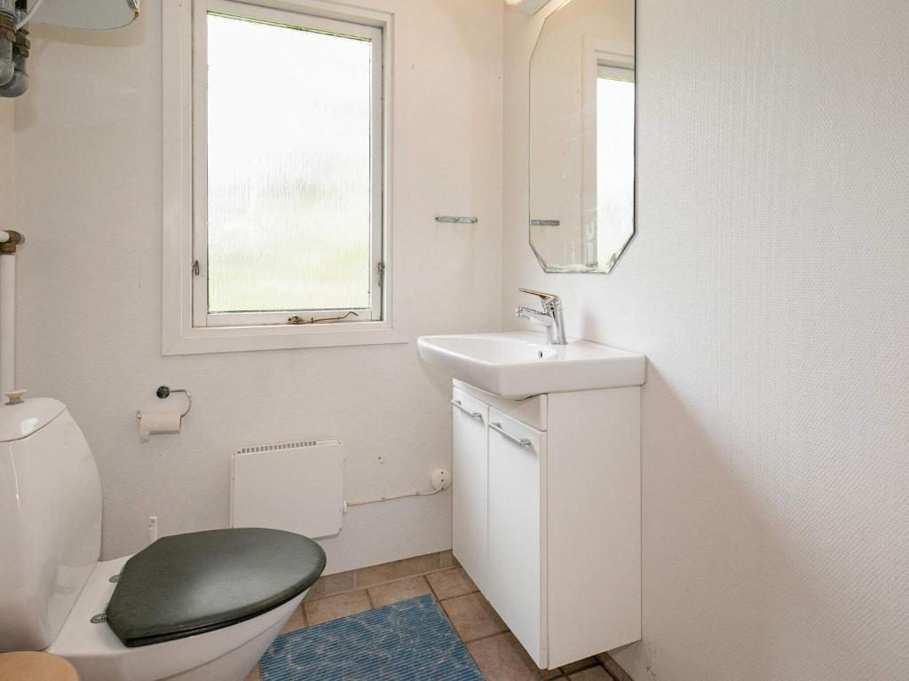 Koupelna v ubytování 6 person holiday home in Vinderup
