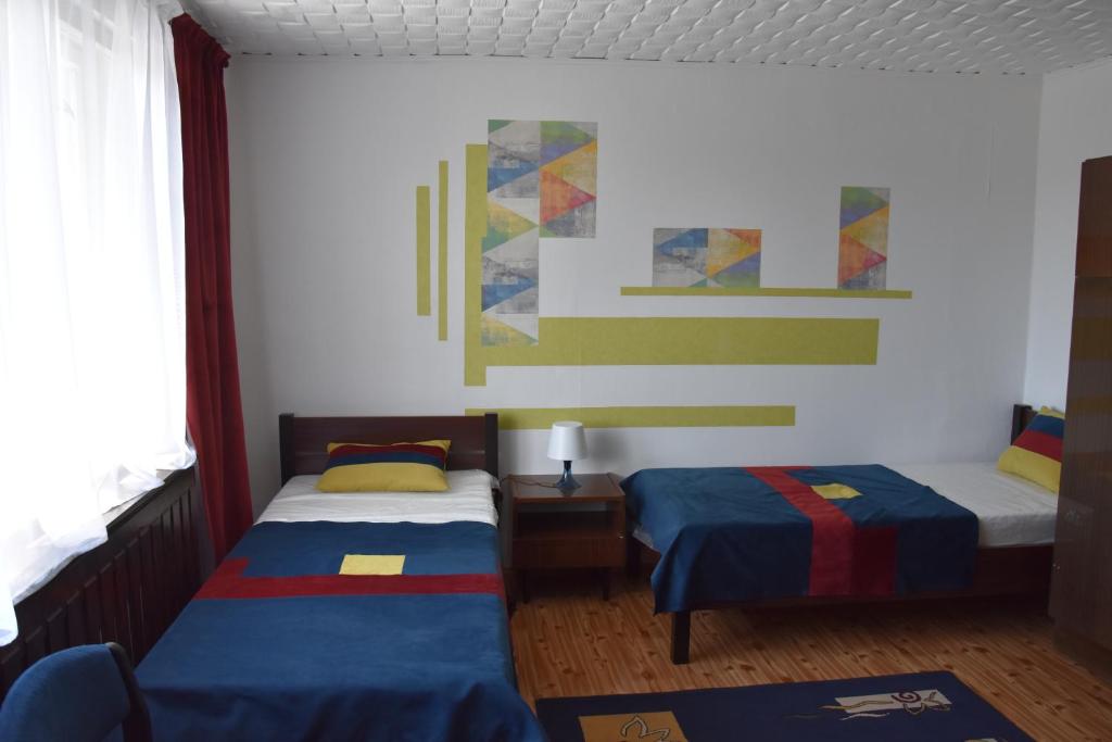a room with two beds in a room at Pokoje gościnne u Eli in Świnoujście