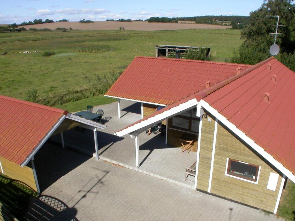 widok na dach domu z czerwonymi dachami w obiekcie 7 person holiday home in Broager w mieście Broager