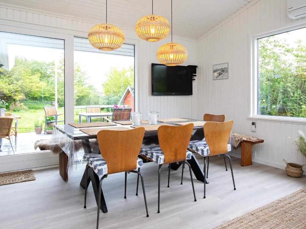 TV a/nebo společenská místnost v ubytování 6 person holiday home in Karrebæksminde-By Traum