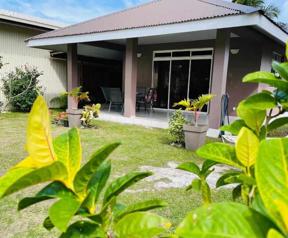 dom z zielonymi roślinami przed nim w obiekcie Lokai house w mieście Bora Bora