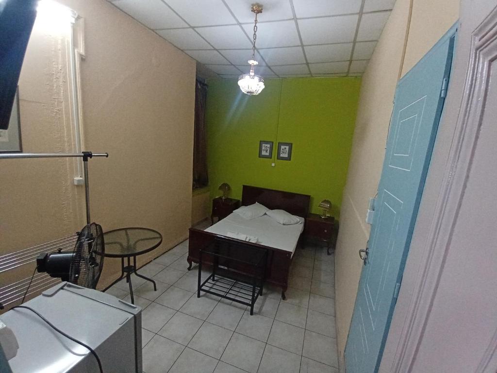 Zimmer mit einem Zimmer mit einem Tisch und einem Bett in der Unterkunft Sparti in Piräus