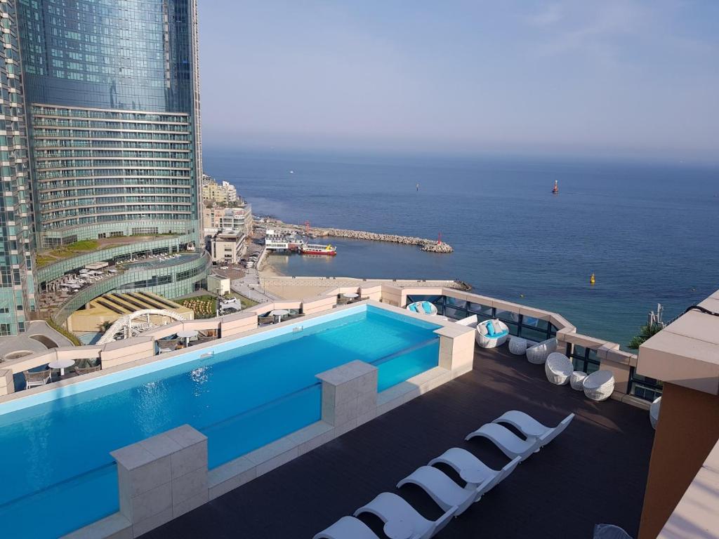 einen Pool mit Meerblick in der Unterkunft Haeundae Central Hotel in Busan