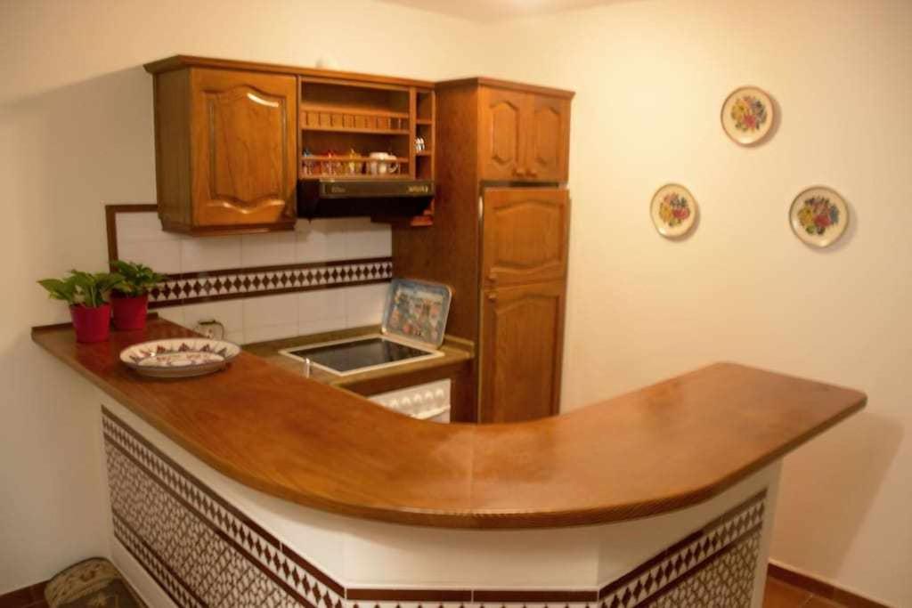 Kuchyň nebo kuchyňský kout v ubytování Apartamento con jardín y piscina B