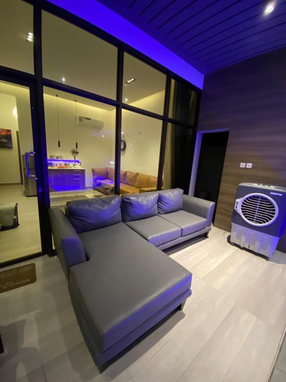 Platinum plus mirbat في صلالة: غرفة معيشة مع أريكة ومروحة