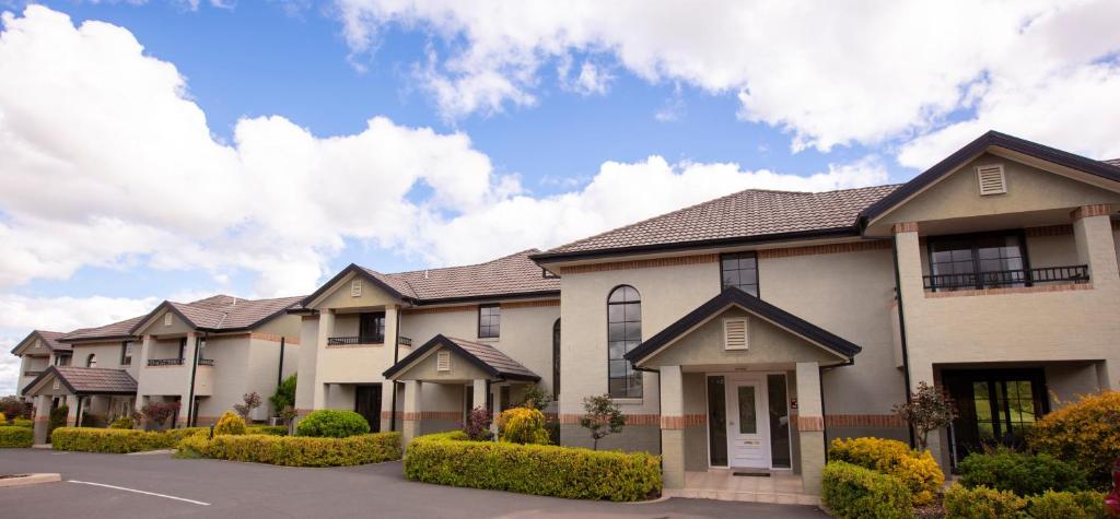 a row of houses in a parking lot at Cootamundra Heritage Motel & Apartments in Cootamundra