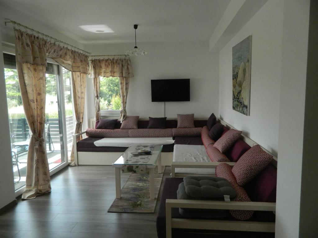 a living room with a couch and a table at Apartman Linda in Medulin