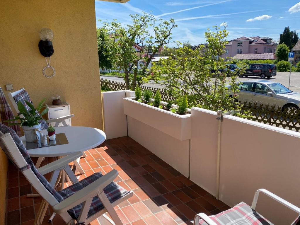 a patio with a table and chairs on a balcony at Säckingen 86 qm 3 Zimmer in Bad Säckingen