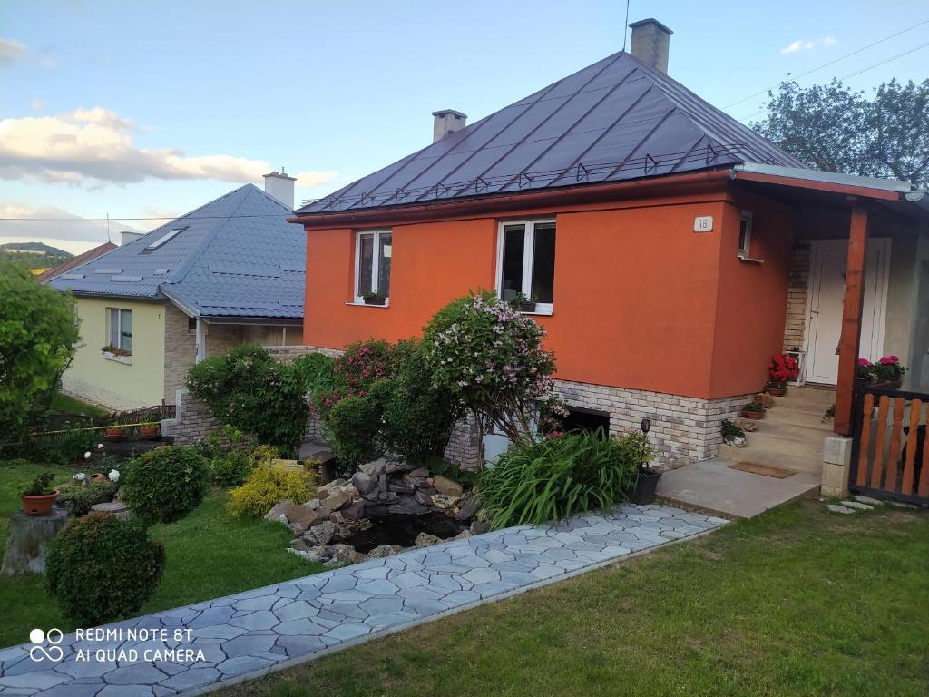 uma casa laranja com um telhado preto em Ubytovanie na sukromí em Banská Štiavnica