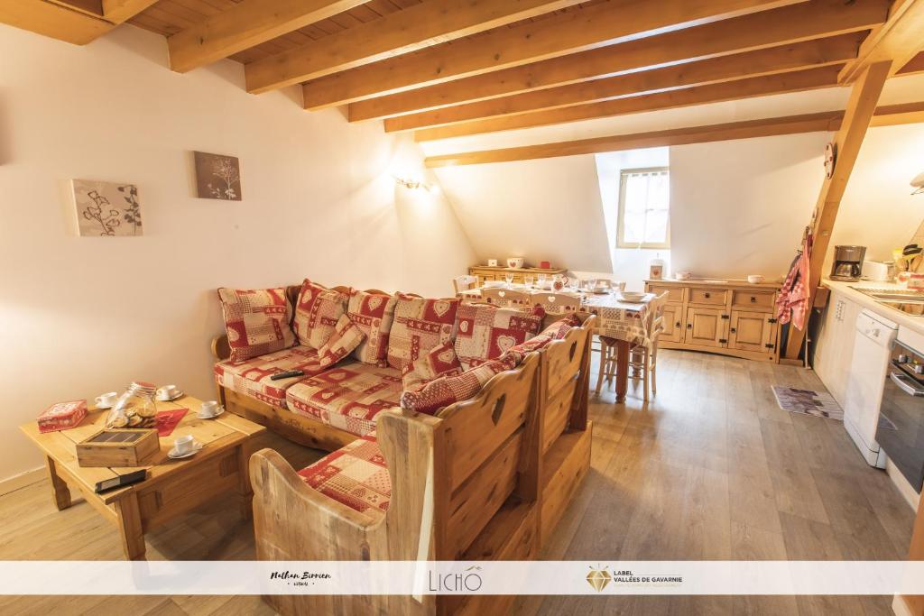 ein Wohnzimmer mit einem Sofa und einem Tisch in der Unterkunft La P'tite Marmotte in Gavarnie