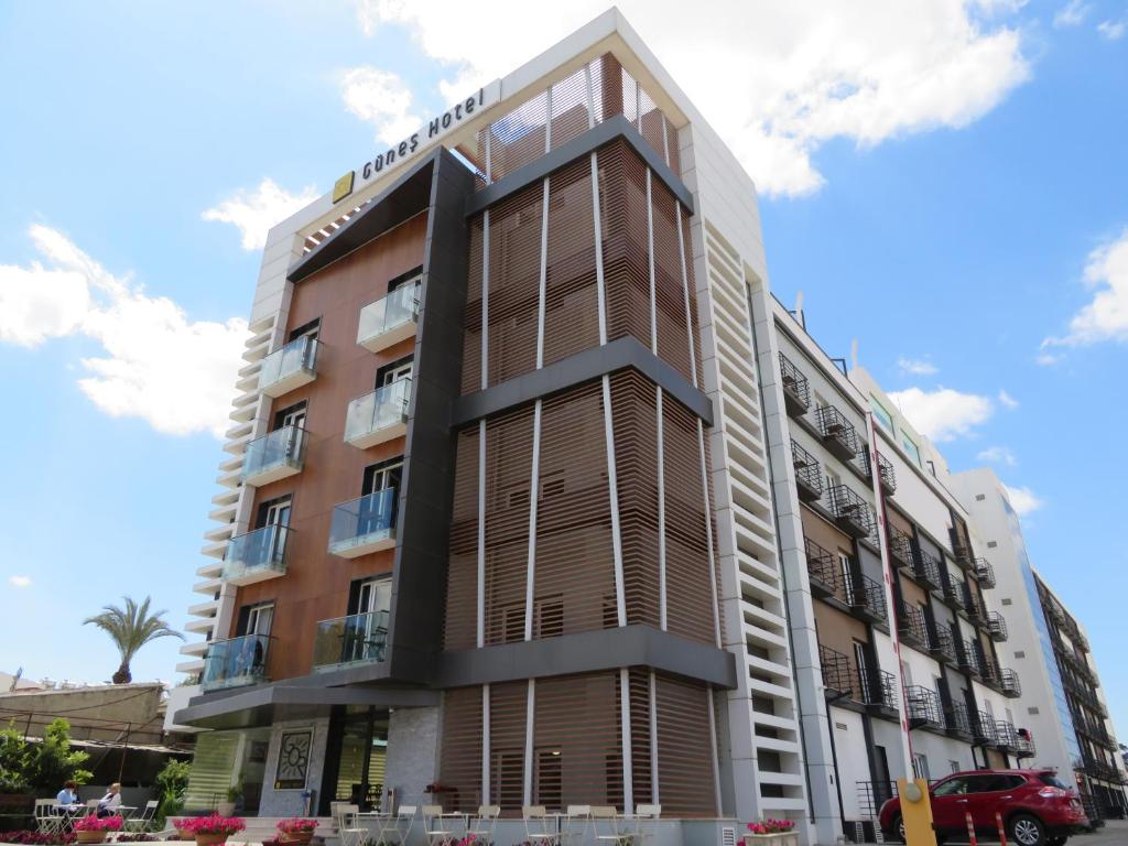 un edificio alto con balcones a un lado. en Hotel Sun en North Nicosia