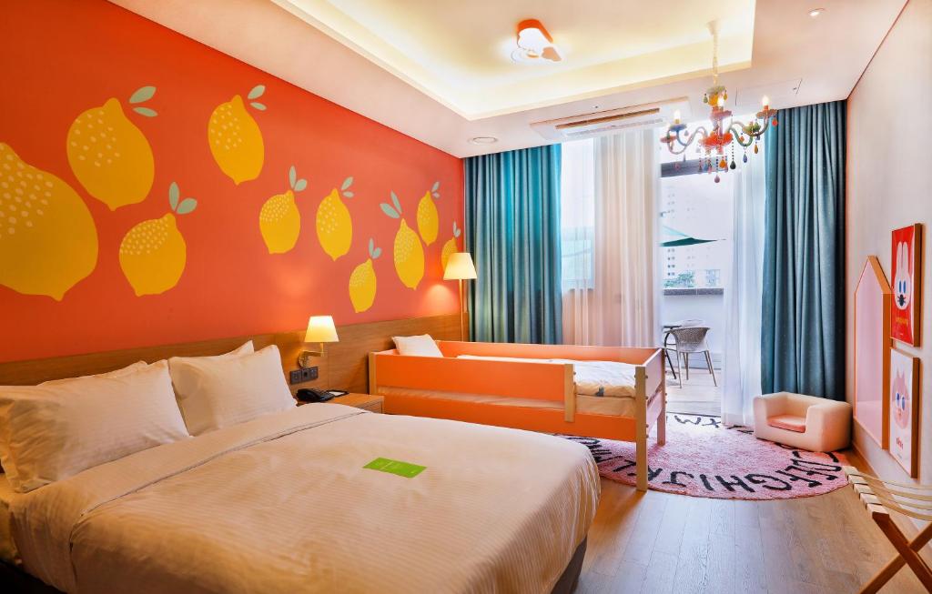 Postel nebo postele na pokoji v ubytování Wirye Militopia Hotel By Marine