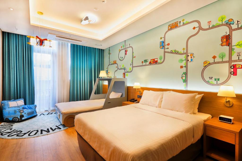 Postel nebo postele na pokoji v ubytování Wirye Militopia Hotel By Marine