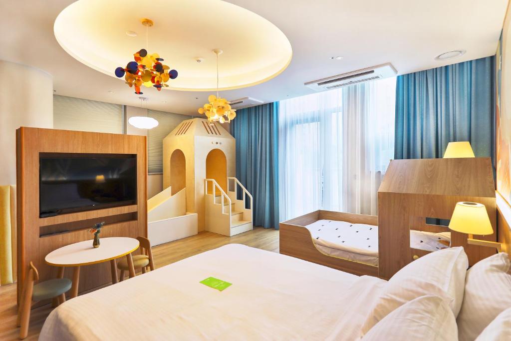 Postel nebo postele na pokoji v ubytování Wirye Militopia Hotel By Marine