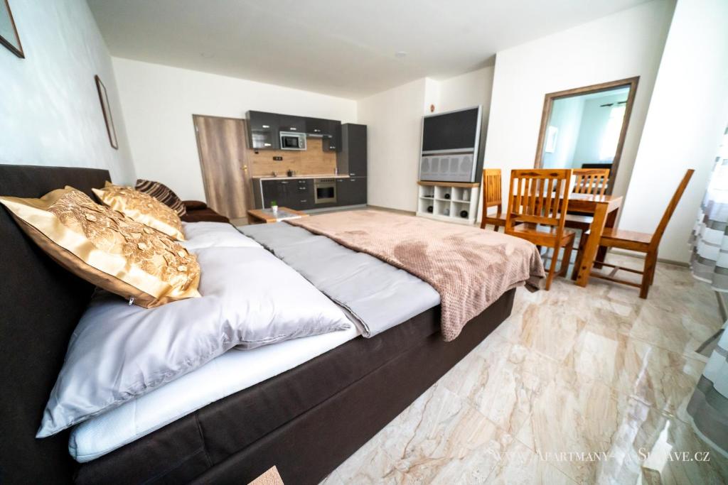 Postel nebo postele na pokoji v ubytování Apartmány na Šumavě