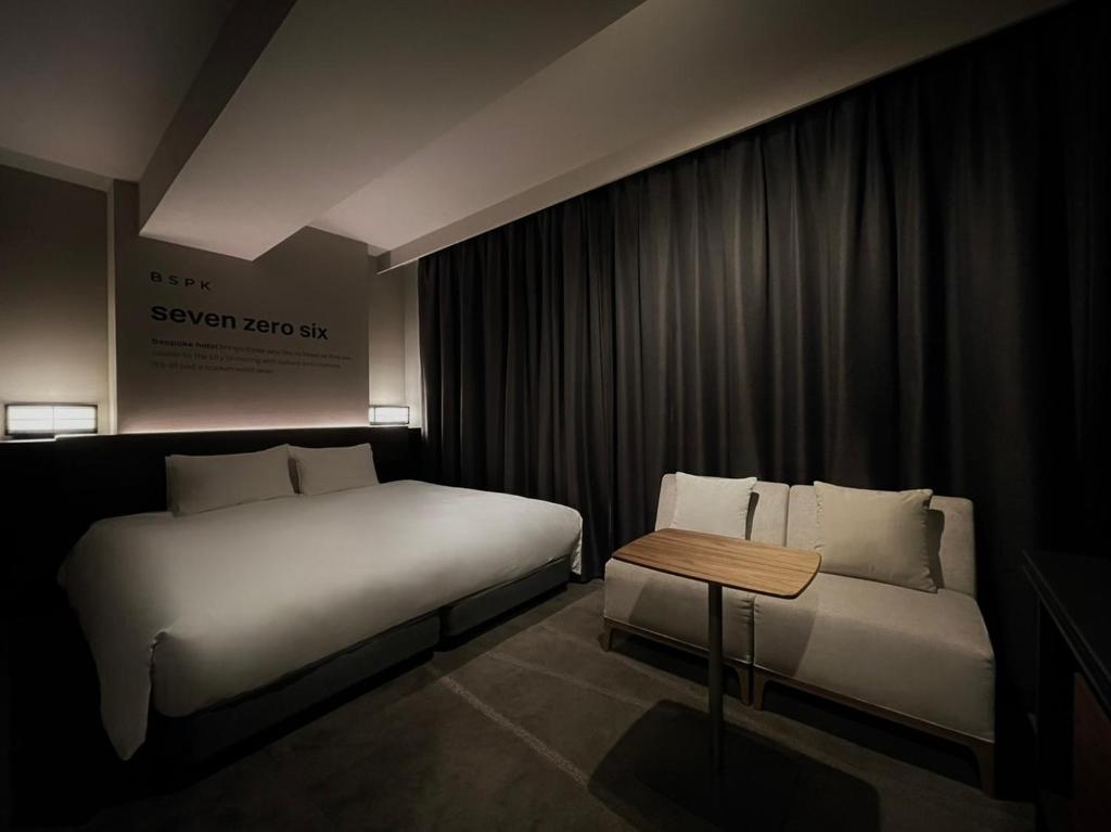 Postel nebo postele na pokoji v ubytování Bespoke Hotel Shinjuku