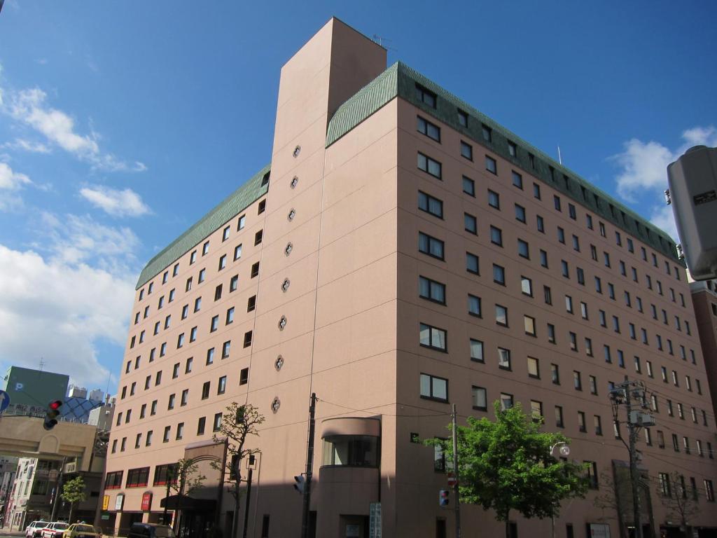 un gran edificio en una calle de la ciudad en Hotel Abest Sapporo en Sapporo