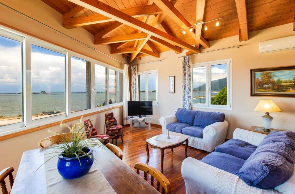 un soggiorno con divano e tavolo di Seaview Kaposantes Apartments a Città di Lefkada