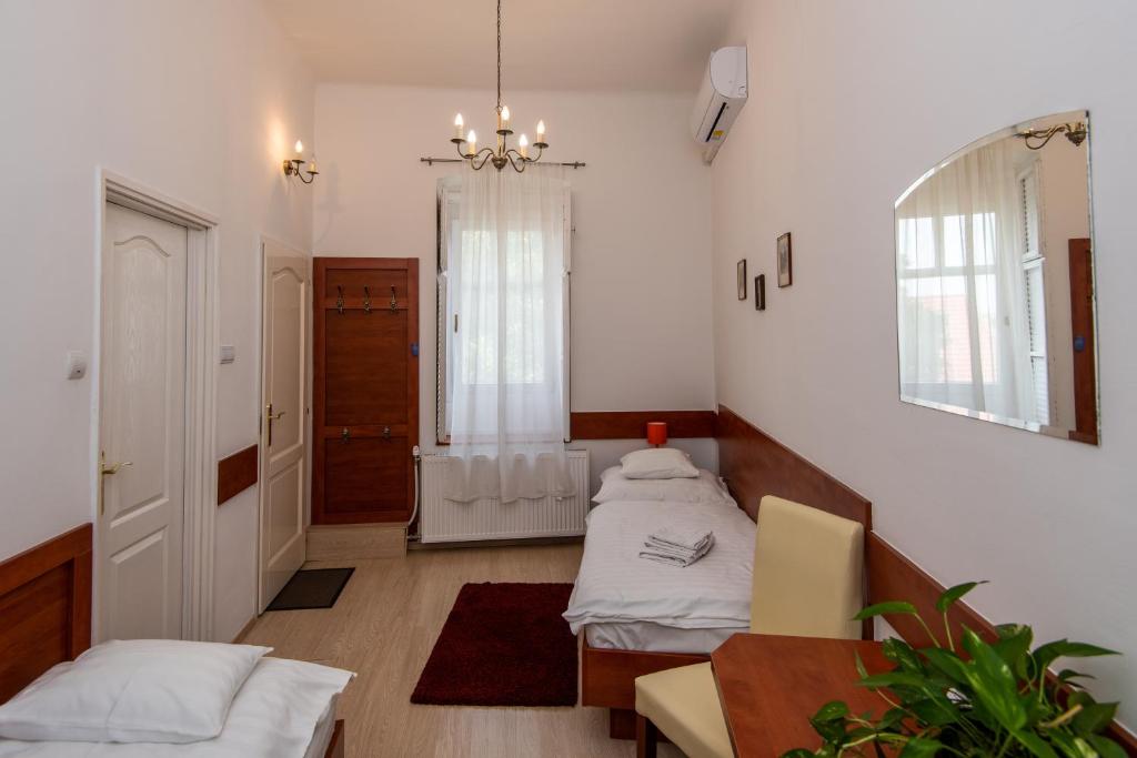 Postel nebo postele na pokoji v ubytování Fényes Vinorium