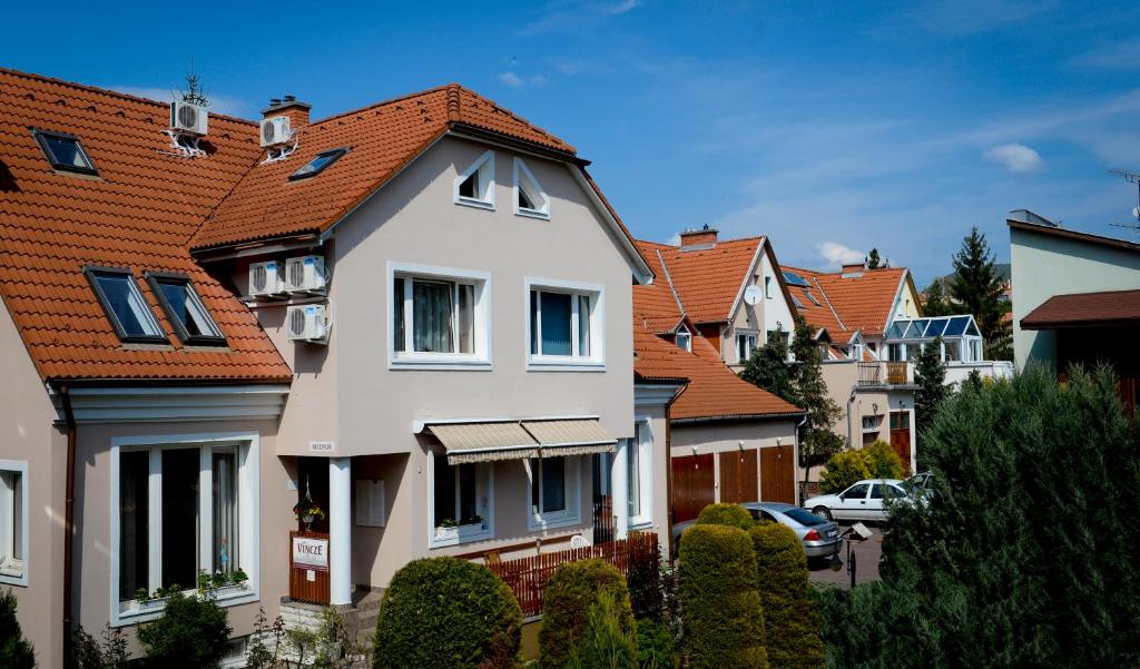 una fila de casas con techos naranjas en Vincze Vendégház, en Eger