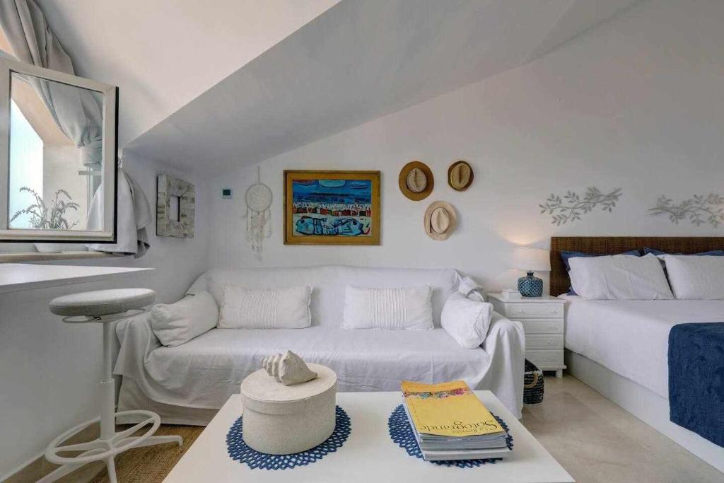ソトグランデにあるalemaison Sotogrande Port- On the beachのベッドとソファのあるリビングルーム