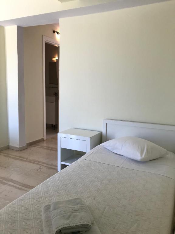 Łóżko lub łóżka w pokoju w obiekcie Thera Mare
