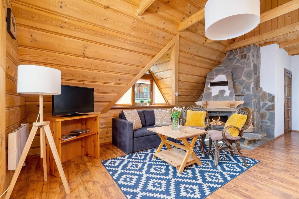 Televízia a/alebo spoločenská miestnosť v ubytovaní Studio Mocarni Mountain View Koscielisko by Noclegi Renters