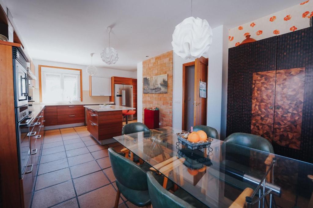Kuchyň nebo kuchyňský kout v ubytování Villa con piscina a pie de playa