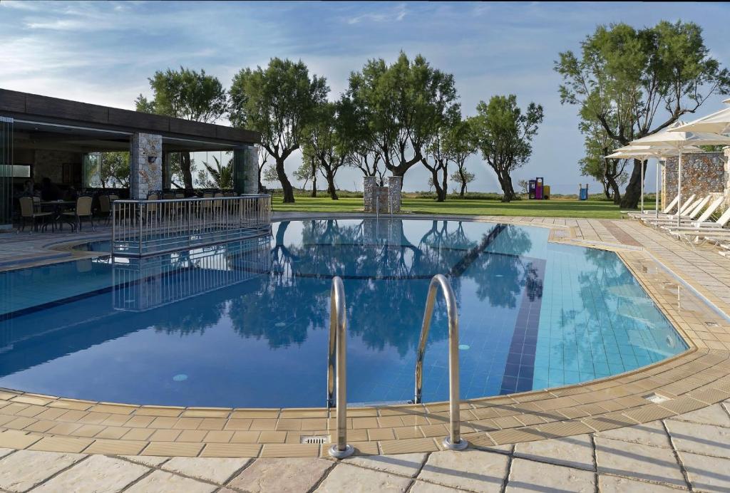 Bazén v ubytování Lito Beach Hotel nebo v jeho okolí