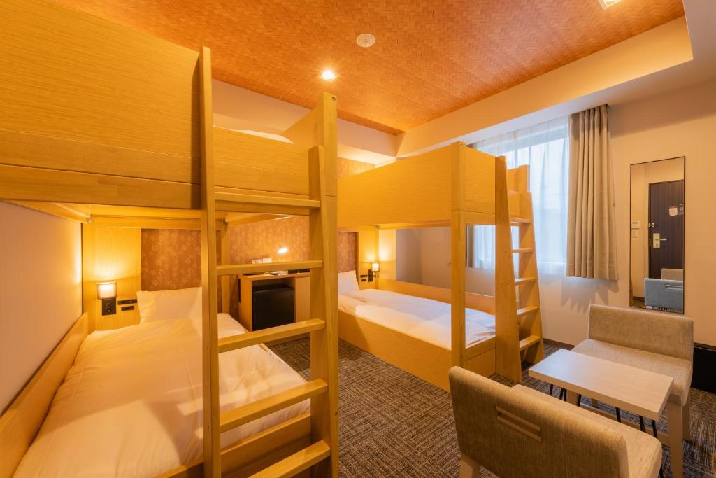 Tosei Hotel Cocone Asakusa emeletes ágyai egy szobában