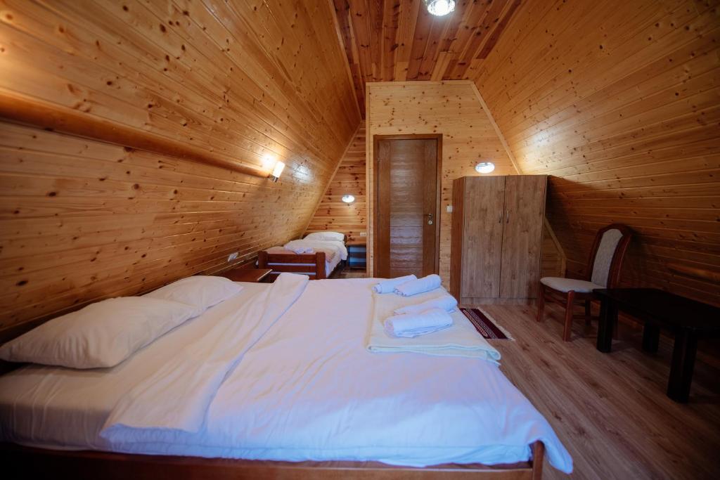 Postel nebo postele na pokoji v ubytování Etno selo Zminica