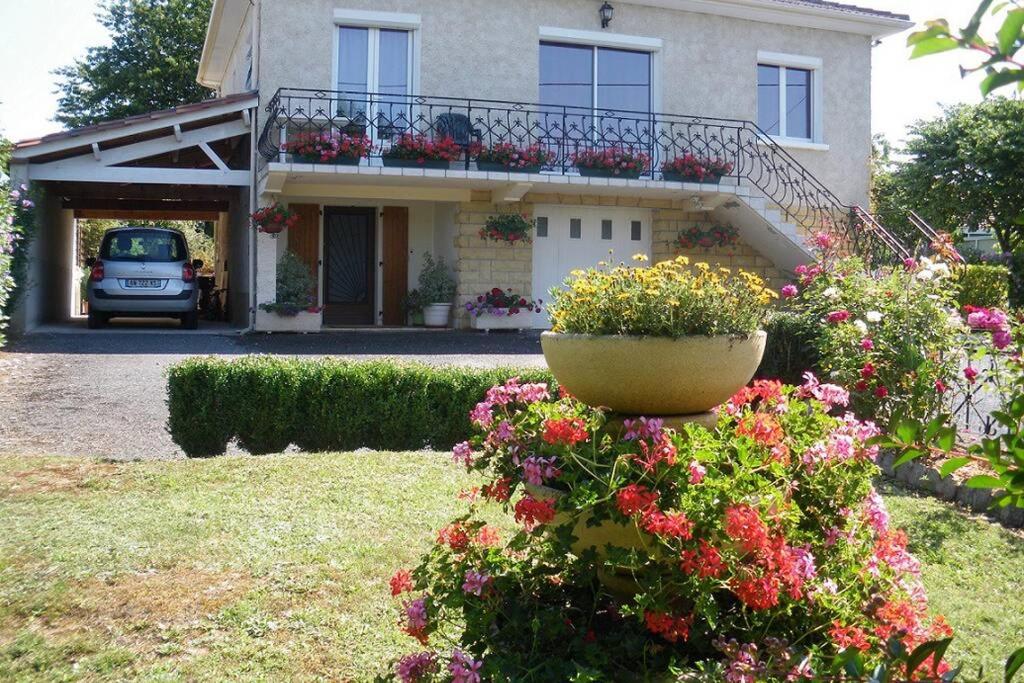 una casa con un ramo de flores delante de ella en Gîte CLIMATISE les althéas, en Lanquais