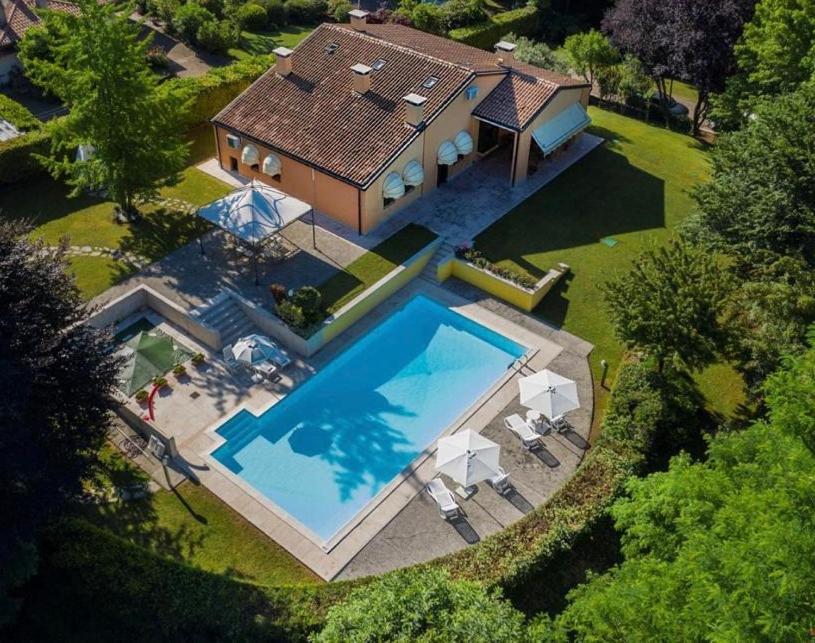Giavera del MontelloにあるVilla Fior di Robiniaのスイミングプール付きの家屋の上面の景色