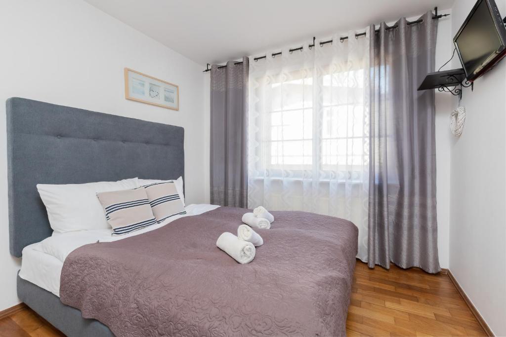 Un dormitorio con una cama con dos ositos de peluche. en Apartments Tarifa - by the sea by Renters en Sopot