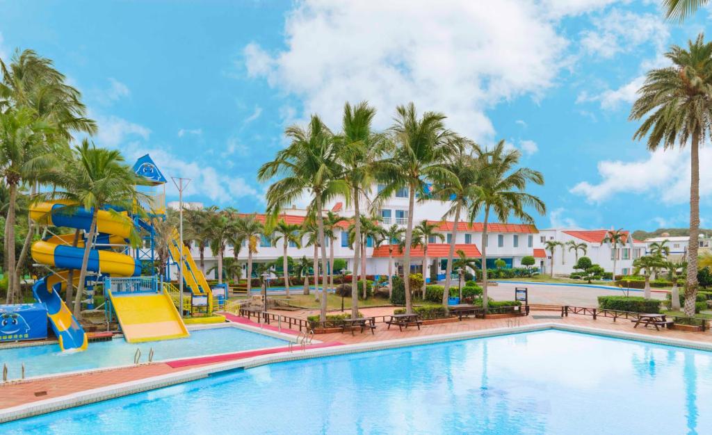 鵝鑾的住宿－墾丁海洋體驗樂園-統一渡假村，度假村的游泳池,带滑梯