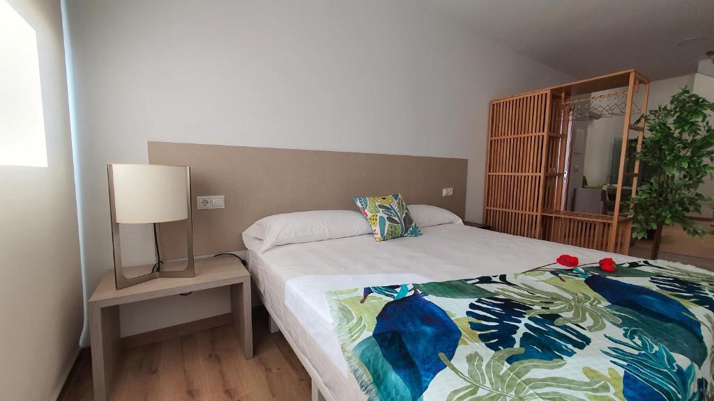 Posteľ alebo postele v izbe v ubytovaní Apartamentos Antares 3