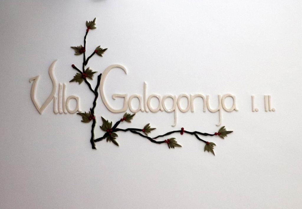 un signo que dice vila georgica iii en Villa Galagonya I. II., en Balatongyörök
