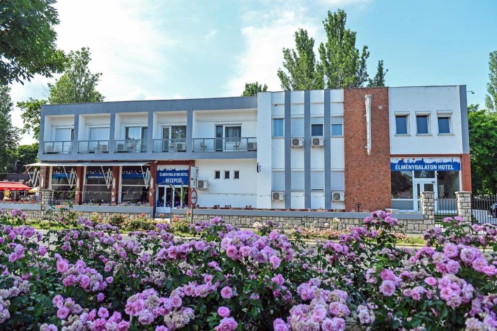 Budynek, w którym mieści się hotel