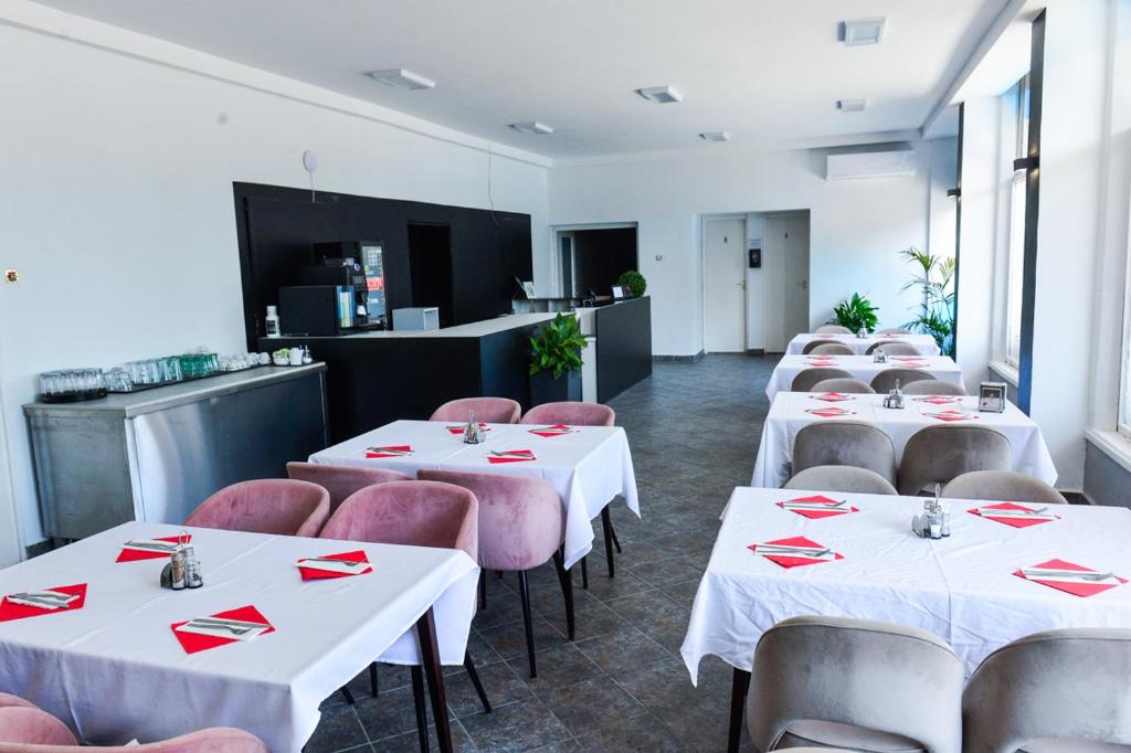 Kuchnia lub aneks kuchenny w obiekcie Élmény Balaton Hotel