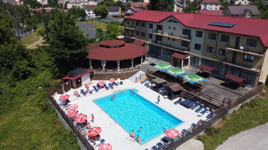 Výhľad na bazén v ubytovaní Hostel Restaurant Ciuperca alebo v jeho blízkosti