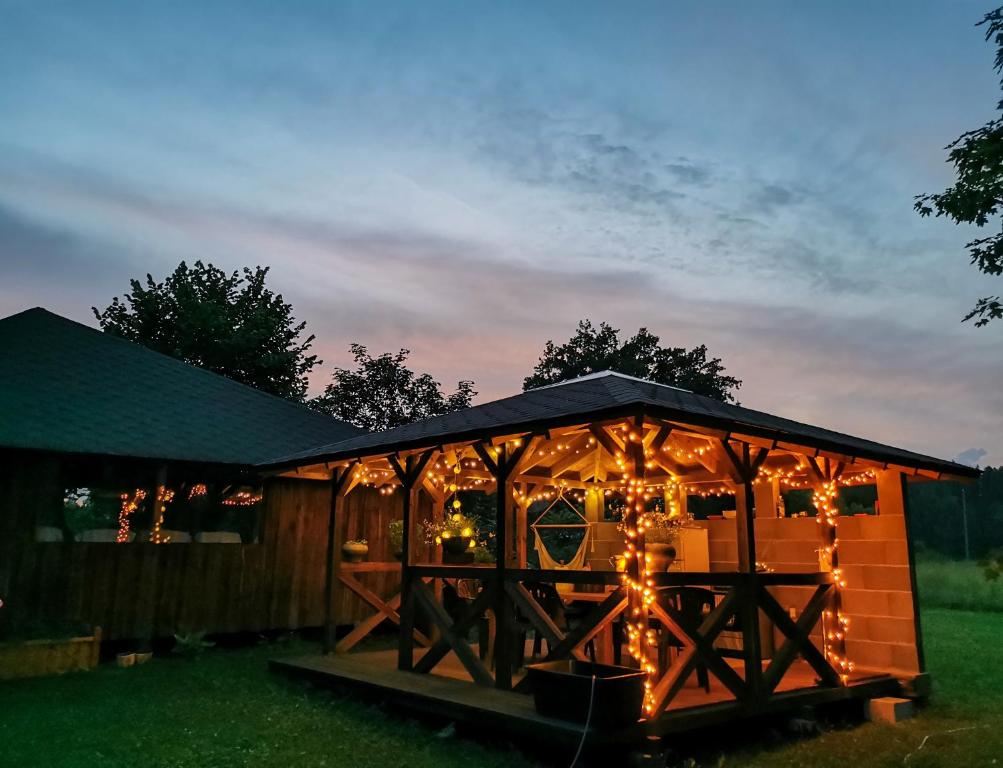 un invernadero de madera con luces de Navidad en él en Kandle talu aiamaja en Selise