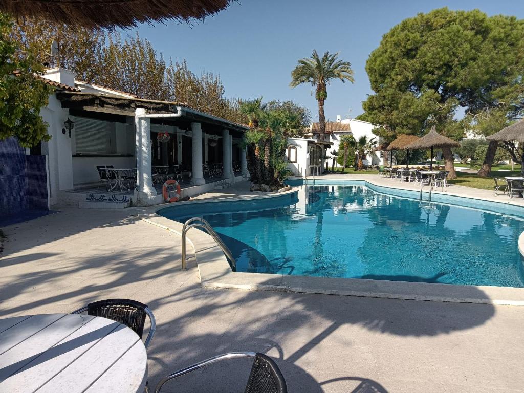 The swimming pool at or close to R121 - Apartamento Alorda park