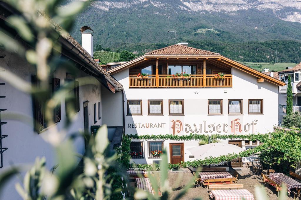アッピアーノ・スッラ・ストラーダ・デル・ヴィーノにあるResidence Paulserhofのバルコニーと山のある白い大きな建物