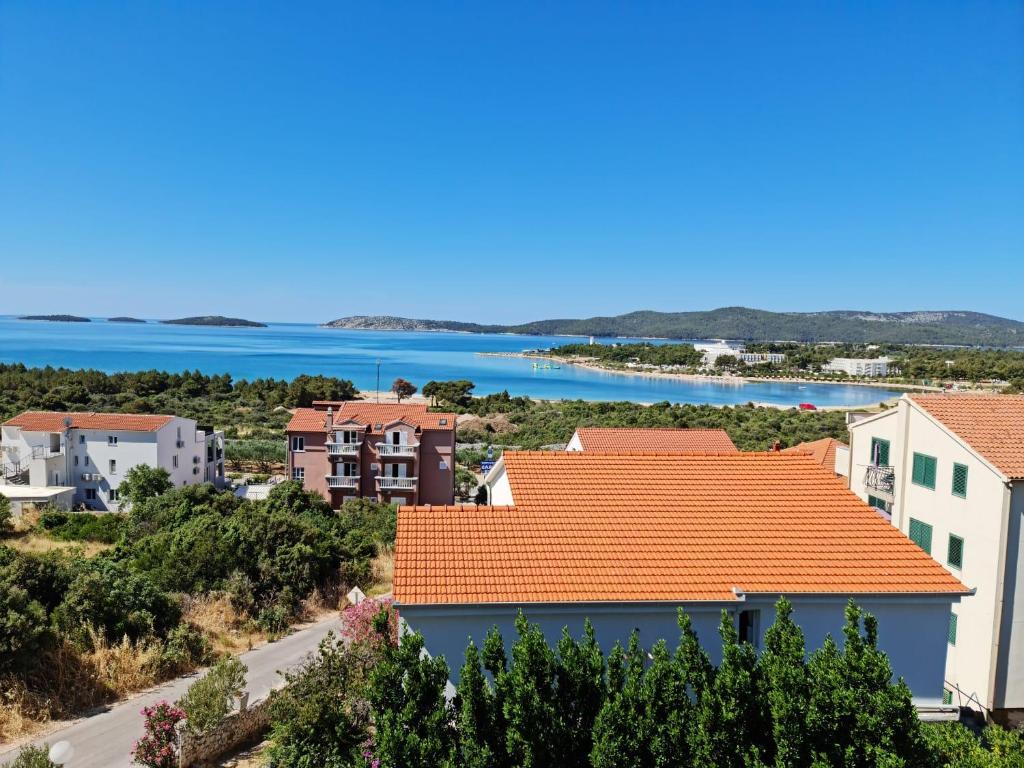 Apartment Luka with Balcony, sea view and FREE parking, Šibenik