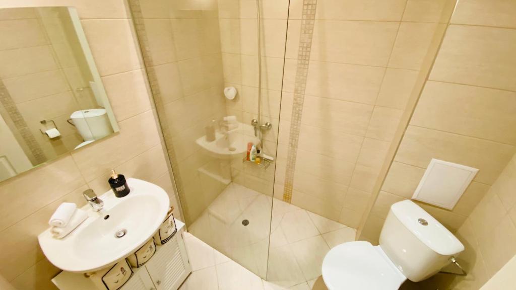 A bathroom at APARTELLO Modern Apartment - Balkan Breeze 7